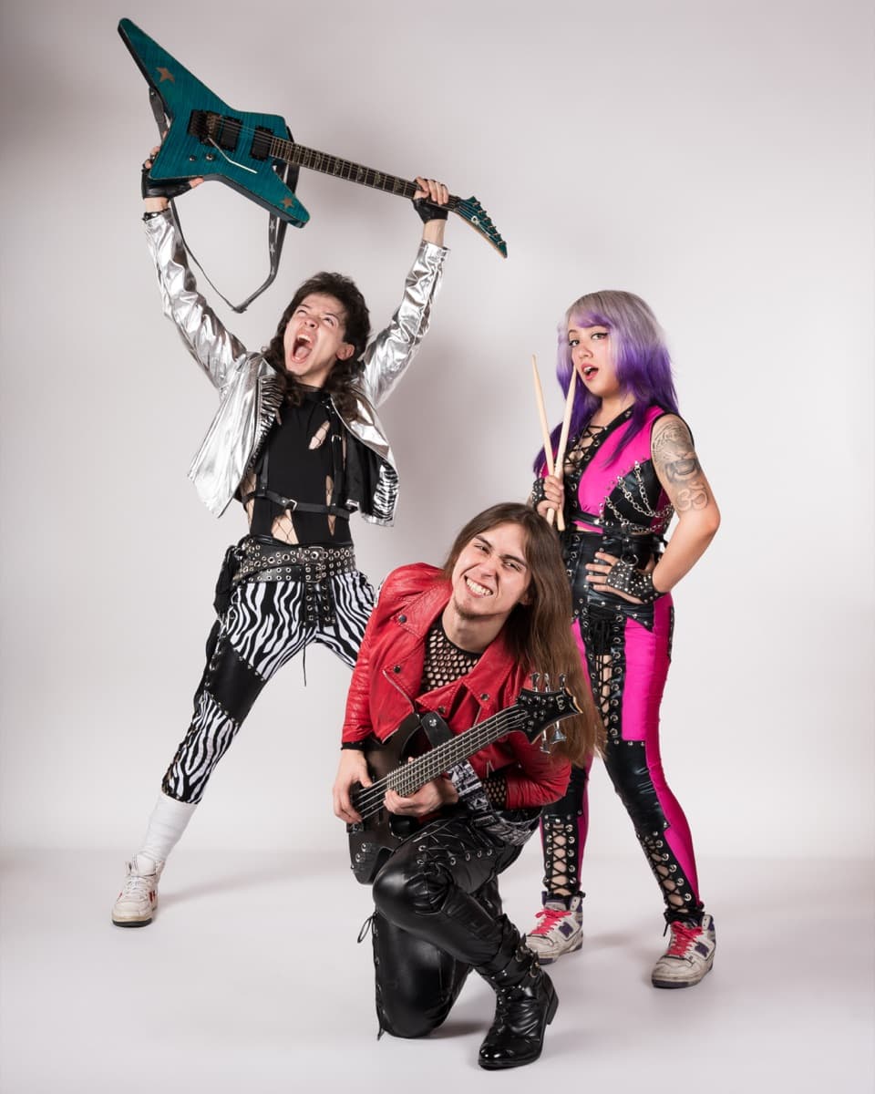 FORCE en sesión de estudio con vestuario glam